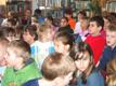 Niektoré deti počúvajú s otvorenými ústami rozprávku P. Dobšinského